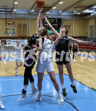 Basketball Damen Superliga. Grunddurchgang 5. Runde. KOS Celovec Damen gegen Vienna United Women.   Nikolina Sofric (KOS),  Antonia Reissner, Oryna Bolotnikova,  (Vienna United Women). Klagenfurt, 29.10.2022.
Foto: Kuess
---
pressefotos, pressefotografie, kuess, qs, qspictures, sport, bild, bilder, bilddatenbank