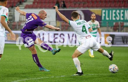 Fussball Bundesliga. SK Austria Klagenfurt gegen WSG Tirol.  Nicolas Wimmer, (Klagenfurt),  Valentino Mueller  (Tirol).. Klagenfurt, am 29.10.2022.
Foto: Kuess
---
pressefotos, pressefotografie, kuess, qs, qspictures, sport, bild, bilder, bilddatenbank