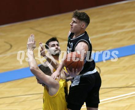 Basketball 2. Liga 2022/2023. Grunddurchgang 4. Runde.  	Woerthersee Piraten gegen  SWARCO RAIDERS Tirol.   Maximilian Kunovjanek (Piraten), Ziga Habat  (Tirol). Klagenfurt, am 30.10.2022.
Foto: Kuess
www.qspictures.net
---
pressefotos, pressefotografie, kuess, qs, qspictures, sport, bild, bilder, bilddatenbank