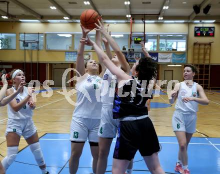 Basketball Damen Superliga. Grunddurchgang 5. Runde. KOS Celovec Damen gegen Vienna United Women.   Lena WeiÃenbrunner, Katarina Vukicevic (KOS),  Theresa Stejskal (Vienna United Women). Klagenfurt, 29.10.2022.
Foto: Kuess
---
pressefotos, pressefotografie, kuess, qs, qspictures, sport, bild, bilder, bilddatenbank