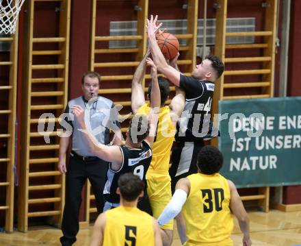 Basketball 2. Liga 2022/2023. Grunddurchgang 4. Runde.  	Woerthersee Piraten gegen  SWARCO RAIDERS Tirol.  Marin Sliskovic  (Piraten),  Ziga Habat, Gasper Jordan Rojko (Tirol). Klagenfurt, am 30.10.2022.
Foto: Kuess
www.qspictures.net
---
pressefotos, pressefotografie, kuess, qs, qspictures, sport, bild, bilder, bilddatenbank