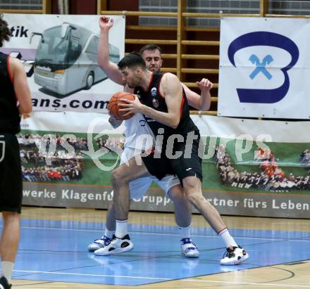 Basketball 2. Liga 2022/2023. Grunddurchgang 4. Runde.  KOS Celovec gegen  Mistelbach Mustangs.  Andi Shehu (KOS),  Viktor Vasat (Mistelbach Mustangs). Klagenfurt, am 29.10.2022.
Foto: Kuess
www.qspictures.net
---
pressefotos, pressefotografie, kuess, qs, qspictures, sport, bild, bilder, bilddatenbank