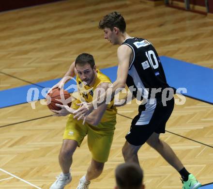 Basketball 2. Liga 2022/2023. Grunddurchgang 4. Runde.  	Woerthersee Piraten gegen  SWARCO RAIDERS Tirol. Maximilian Kunovjanek   (Piraten),   Thomas Pirchner(Tirol). Klagenfurt, am 30.10.2022.
Foto: Kuess
www.qspictures.net
---
pressefotos, pressefotografie, kuess, qs, qspictures, sport, bild, bilder, bilddatenbank