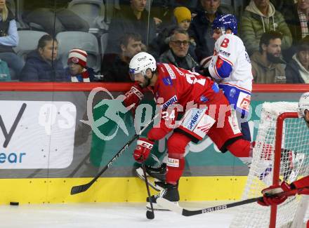 EBEL. Eishockey Bundesliga. EC KAC gegen  HC Innsbruck - Die Haie.  Steven Strong,  (KAC),    Clemens Paulweber (Innsbruck). Klagenfurt, am 1.11.2022.
Foto: Kuess
www.qspictures.net
---
pressefotos, pressefotografie, kuess, qs, qspictures, sport, bild, bilder, bilddatenbank