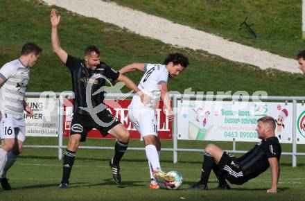 Fussball Kaerntner Liga. Koettmannsdorf gegen St. Jakob/Ros..  Dominik Kruschitz (Koettmannsdorf),   Jonas Warmuth, Thomas Pirker  (St. Jakob). Koettmannsdorf, am 5.11.2022.
Foto: Kuess

---
pressefotos, pressefotografie, kuess, qs, qspictures, sport, bild, bilder, bilddatenbank