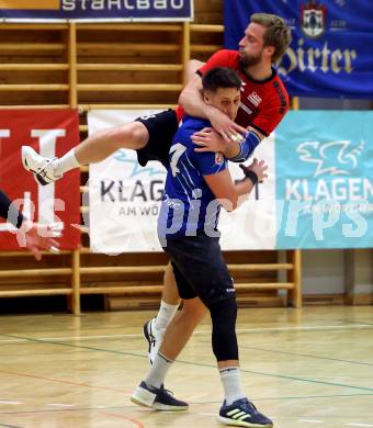 Handball. Cup. SVVW Klagenfurt gegen SC Ferlach.  Godec Stefan (Klagenfurt),  Jovanovic Mladan  (Ferlach). Klagenfurt, am 5.11.2022.
Foto: Kuess


---
pressefotos, pressefotografie, kuess, qs, qspictures, sport, bild, bilder, bilddatenbank