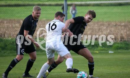 Fussball Kaerntner Liga. Koettmannsdorf gegen St. Jakob/Ros..  Nace Erzen (Koettmannsdorf),  Florian Schaller, Jonas Warmuth  (St. Jakob). KLagenfurt, am 5.11.2022.
Foto: Kuess

---
pressefotos, pressefotografie, kuess, qs, qspictures, sport, bild, bilder, bilddatenbank