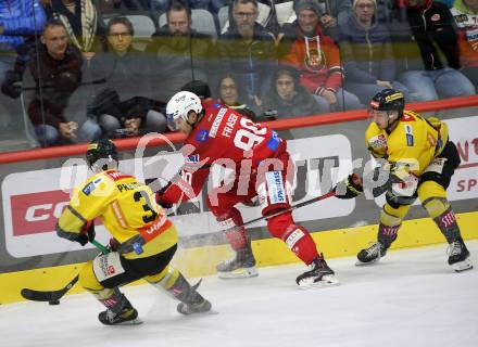 EBEL. Eishockey Bundesliga. EC KAC gegen  spusu Vienna Capitals.  Matthew Fraser,  (KAC),    Armin Preiser (Vienna Capitals). Klagenfurt, am 6.11.2022.
Foto: Kuess
www.qspictures.net
---
pressefotos, pressefotografie, kuess, qs, qspictures, sport, bild, bilder, bilddatenbank