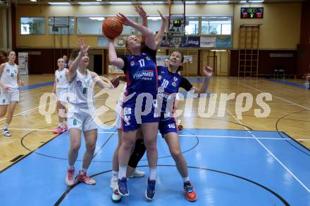 Basketball Damen. AUSTRIA CUP.  KOS Celovec Damen gegen UBSC-DBBC Graz.   Alina Seher (KOS), Nina Krisper, Ajla Meskic  (Graz). Klagenfurt, 12.11.2022.
Foto: Kuess
---
pressefotos, pressefotografie, kuess, qs, qspictures, sport, bild, bilder, bilddatenbank