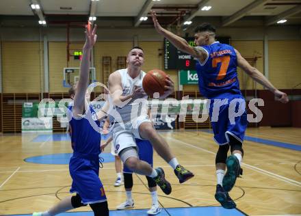 Basketball 2. Liga 2022/2023. Grunddurchgang 6. Runde.  KOS Celovec gegen  BBU Salzburg.    Grega Sajevic (KOS),  Asdren Drew Koka, Adrian Mitchell (Salzburg). Klagenfurt, am 12.11.2022.
Foto: Kuess
www.qspictures.net
---
pressefotos, pressefotografie, kuess, qs, qspictures, sport, bild, bilder, bilddatenbank