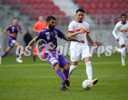 Fussball Bundesliga. SK Austria Klagenfurt gegen FC Red Bull Salzburg.  Kosmas Gkezos (Klagenfurt), Noah Okafor (Salzburg). Klagenfurt, am 13.11.2022.
Foto: Kuess
---
pressefotos, pressefotografie, kuess, qs, qspictures, sport, bild, bilder, bilddatenbank
