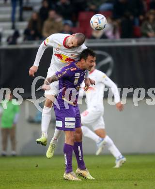 Fussball Bundesliga. SK Austria Klagenfurt gegen FC Red Bull Salzburg.  Markus Pink, (Klagenfurt),  Strahinja Pavlovic  (Salzburg). Klagenfurt, am 13.11.2022.
Foto: Kuess
---
pressefotos, pressefotografie, kuess, qs, qspictures, sport, bild, bilder, bilddatenbank