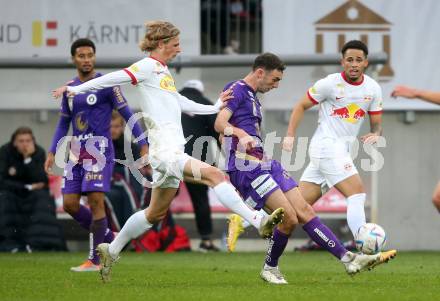 Fussball Bundesliga. SK Austria Klagenfurt gegen FC Red Bull Salzburg.  Andrew Irving, (Klagenfurt),  Maurits Kjaergaard  (Salzburg). Klagenfurt, am 13.11.2022.
Foto: Kuess
---
pressefotos, pressefotografie, kuess, qs, qspictures, sport, bild, bilder, bilddatenbank