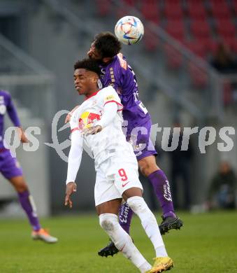 Fussball Bundesliga. SK Austria Klagenfurt gegen FC Red Bull Salzburg.  Kosmas Gkezos,  (Klagenfurt),  Junior Adamu (Salzburg). Klagenfurt, am 13.11.2022.
Foto: Kuess
---
pressefotos, pressefotografie, kuess, qs, qspictures, sport, bild, bilder, bilddatenbank