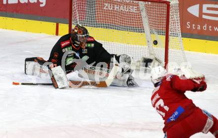 EBEL. Eishockey Bundesliga. EC KAC gegen  Moser Medical Graz99ers. Manuel Ganahl,  (KAC),    ENGSTRAND CHRISTIAN (Graz). Klagenfurt, am 15.11.2022.
Foto: Kuess
www.qspictures.net
---
pressefotos, pressefotografie, kuess, qs, qspictures, sport, bild, bilder, bilddatenbank