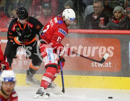 EBEL. Eishockey Bundesliga. EC KAC gegen  Moser Medical Graz99ers.  Bukarts Rihards (KAC),    Zusevics Zintis Nauris (Graz). Klagenfurt, am 15.11.2022.
Foto: Kuess
www.qspictures.net
---
pressefotos, pressefotografie, kuess, qs, qspictures, sport, bild, bilder, bilddatenbank