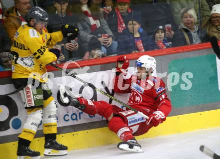 EBEL. Eishockey Bundesliga. EC KAC gegen  HC Pustertal Woelfe.  Thomas Vallant, (KAC),    Olivier Archambault  (Pustertal). Klagenfurt, am 18.11.2022.
Foto: Kuess
www.qspictures.net
---
pressefotos, pressefotografie, kuess, qs, qspictures, sport, bild, bilder, bilddatenbank