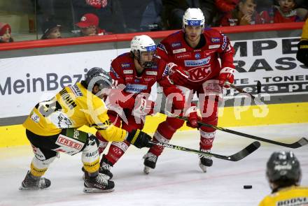 EBEL. Eishockey Bundesliga. EC KAC gegen  HC Pustertal Woelfe.  Finn Van Ee, Thomas Vallant,  (KAC),  Dante Hannoun  (Pustertal). Klagenfurt, am 18.11.2022.
Foto: Kuess
www.qspictures.net
---
pressefotos, pressefotografie, kuess, qs, qspictures, sport, bild, bilder, bilddatenbank