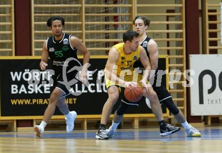 Basketball 2. Liga 2022/2023. Grunddurchgang 7. Runde.  	Woerthersee Piraten gegen  Union Deutsch Wagram Alligators.   Jan-Arne Apschner (Piraten),  Laurence Sison , Simon Marek (Deutsch Wagram). Klagenfurt, am 19.11.2022.
Foto: Kuess
www.qspictures.net
---
pressefotos, pressefotografie, kuess, qs, qspictures, sport, bild, bilder, bilddatenbank