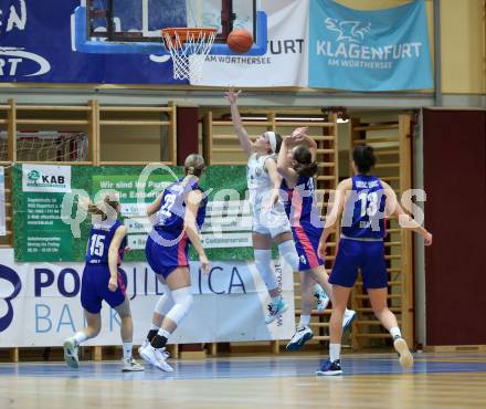 Basketball Damen Superliga. Grunddurchgang 7. Runde. KOS Celovec Damen gegen UBSC-DBBC Graz.  Antonia Ronacher (KOS),  Lenny Jacimovic, Sabrina Werner (Graz). Klagenfurt, 20.11.2022.
Foto: Kuess
---
pressefotos, pressefotografie, kuess, qs, qspictures, sport, bild, bilder, bilddatenbank