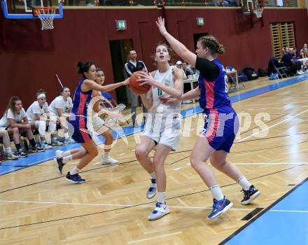 Basketball Damen Superliga. Grunddurchgang 7. Runde. KOS Celovec Damen gegen UBSC-DBBC Graz.  Lana Santelj (KOS),  Nina Krisper (Graz). Klagenfurt, 20.11.2022.
Foto: Kuess
---
pressefotos, pressefotografie, kuess, qs, qspictures, sport, bild, bilder, bilddatenbank