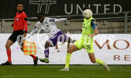 Fussball Woertherseecup. SK Austria Klagenfurt gegen 1860 Muenchen.  Solomon Bonnah, (Austria Klagenfurt),  Phillipp Steinhart   (1860 Muenchen). Klagenfurt, 20.11.2022.
Foto: Kuess
---
pressefotos, pressefotografie, kuess, qs, qspictures, sport, bild, bilder, bilddatenbank