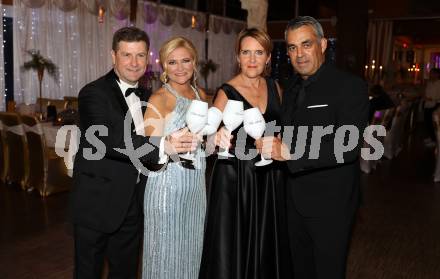 Fussball Bundesliga. WAC Redoute. Dietmar Riegler, Waltraud Riegler, Daniela Dutt, Trainer Robin Dutt. Wolfsberg, am 19.11.2022.
Foto: Kuess
---
pressefotos, pressefotografie, kuess, qs, qspictures, sport, bild, bilder, bilddatenbank