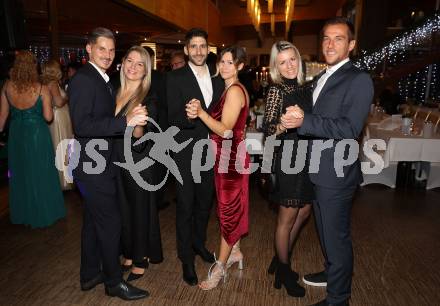 Fussball Bundesliga. WAC Redoute. Thorsten Roecher, Miriam, Michael Novak, Tanja, Bianca, Mario Leitgeb. Wolfsberg, am 19.11.2022.
Foto: Kuess
---
pressefotos, pressefotografie, kuess, qs, qspictures, sport, bild, bilder, bilddatenbank