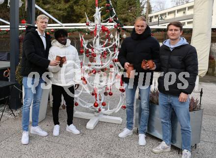 Fussball Bundesliga. Weihnachtsfeier WAC.   Raphael Schifferl, Augustine Boakye, Hendrik Bonmann, Fabian Tauchhammer. Velden, am 24.11.2022.
Foto: Kuess
---
pressefotos, pressefotografie, kuess, qs, qspictures, sport, bild, bilder, bilddatenbank