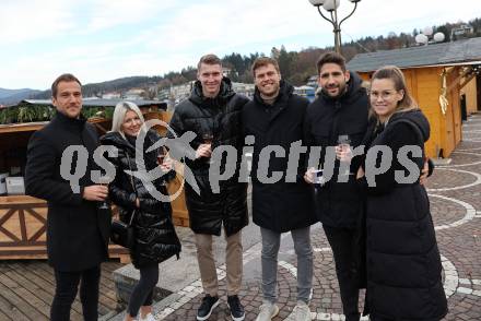 Fussball Bundesliga. Weihnachtsfeier WAC.   Mario Leitgeb; Bianca, Dominik Baumgartner; Michael Novak; Tanja. Velden, am 24.11.2022.
Foto: Kuess
---
pressefotos, pressefotografie, kuess, qs, qspictures, sport, bild, bilder, bilddatenbank