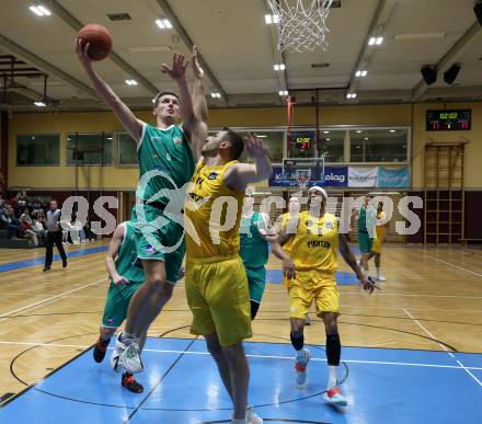 Basketball 2. Liga 2022/2023. Grunddurchgang 8. Runde. Woerthersee Piraten gegen  KOS Celovec.   Maximilian Kunovjanek (Piraten), Andi Smrtnik  (KOS). Klagenfurt, am 26.11.2022.
Foto: Kuess
www.qspictures.net
---
pressefotos, pressefotografie, kuess, qs, qspictures, sport, bild, bilder, bilddatenbank