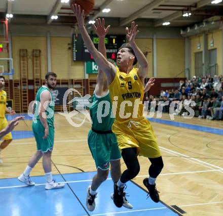 Basketball 2. Liga 2022/2023. Grunddurchgang 8. Runde. Woerthersee Piraten gegen  KOS Celovec.   Felix Leindecker (Piraten),  Niklas Michel (KOS). Klagenfurt, am 26.11.2022.
Foto: Kuess
www.qspictures.net
---
pressefotos, pressefotografie, kuess, qs, qspictures, sport, bild, bilder, bilddatenbank