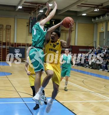 Basketball 2. Liga 2022/2023. Grunddurchgang 8. Runde. Woerthersee Piraten gegen  KOS Celovec.  Marcus Holyfield  (Piraten), Andi Smrtnik  (KOS). Klagenfurt, am 26.11.2022.
Foto: Kuess
www.qspictures.net
---
pressefotos, pressefotografie, kuess, qs, qspictures, sport, bild, bilder, bilddatenbank