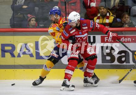 EBEL. Eishockey Bundesliga. EC KAC gegen  Asiago Hockey. Rihards Bukarts,  (KAC),  Jose Antonio Magnabosco Aguirre   (Asiago Hockey). Klagenfurt, am 27.11.2022.
Foto: Kuess
www.qspictures.net
---
pressefotos, pressefotografie, kuess, qs, qspictures, sport, bild, bilder, bilddatenbank