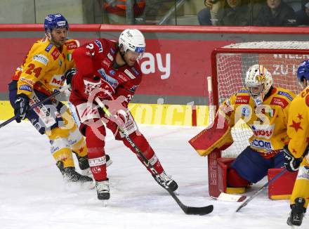 EBEL. Eishockey Bundesliga. EC KAC gegen  Asiago Hockey.  Thomas Hundertpfund, (KAC),    Gianluca Vallini, Randal John Gazzola  (Asiago Hockey). Klagenfurt, am 27.11.2022.
Foto: Kuess
www.qspictures.net
---
pressefotos, pressefotografie, kuess, qs, qspictures, sport, bild, bilder, bilddatenbank