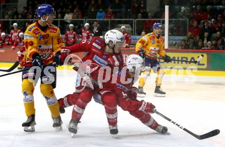 EBEL. Eishockey Bundesliga. EC KAC gegen  Asiago Hockey.  Nikolaus Kraus, Fabian Hochegger, (KAC),  Filippo Rigoni   (Asiago Hockey). Klagenfurt, am 27.11.2022.
Foto: Kuess
www.qspictures.net
---
pressefotos, pressefotografie, kuess, qs, qspictures, sport, bild, bilder, bilddatenbank