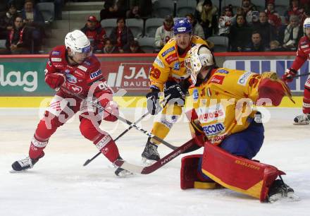 EBEL. Eishockey Bundesliga. EC KAC gegen  Asiago Hockey.  Matthew Fraser, (KAC),  Troy Rutkowski, Gianluca Vallini   (Asiago Hockey). Klagenfurt, am 27.11.2022.
Foto: Kuess
www.qspictures.net
---
pressefotos, pressefotografie, kuess, qs, qspictures, sport, bild, bilder, bilddatenbank