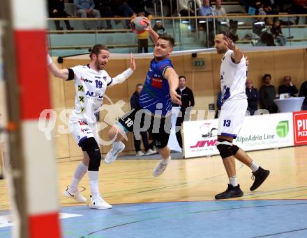 Handball Bundesliga. SC kelag Ferlach gegen ALPLA HC Hard.  Peter Keresztes  (Ferlach),    Nico Schnabl, Frederic Wuestner (Hard). Ferlach, 2.12.2022.
Foto: Kuess

---
pressefotos, pressefotografie, kuess, qs, qspictures, sport, bild, bilder, bilddatenbank