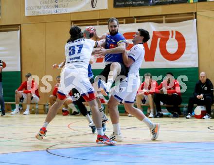 Handball Bundesliga. SC kelag Ferlach gegen ALPLA HC Hard.   Leban Patrik (Ferlach),  Ivan Horvat, Nikola Stevanovic  (Hard). Ferlach, 2.12.2022.
Foto: Kuess

---
pressefotos, pressefotografie, kuess, qs, qspictures, sport, bild, bilder, bilddatenbank