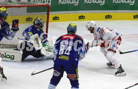 EBEL. Eishockey Bundesliga. EC VSV gegen EC KAC.  Jean Philippe Lamoureux, (VSV),  Fabian Hochegger     (KAC). Villach, am 2.12.2022.
Foto: Kuess
www.qspictures.net
---
pressefotos, pressefotografie, kuess, qs, qspictures, sport, bild, bilder, bilddatenbank