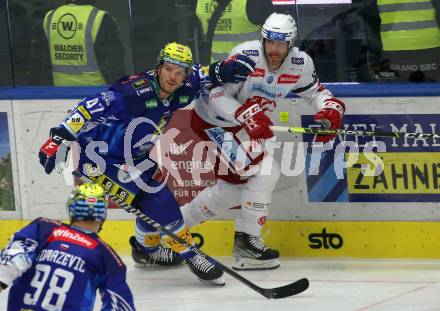 EBEL. Eishockey Bundesliga. EC VSV gegen EC KAC.   Simon Despres, (VSV),  Thomas Hundertpfund    (KAC). Villach, am 2.12.2022.
Foto: Kuess
www.qspictures.net
---
pressefotos, pressefotografie, kuess, qs, qspictures, sport, bild, bilder, bilddatenbank