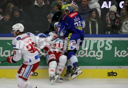 EBEL. Eishockey Bundesliga. EC VSV gegen EC KAC.   Deerek Joslin,   (VSV),  Rihards Bukarts  (KAC). Villach, am 2.12.2022.
Foto: Kuess
www.qspictures.net
---
pressefotos, pressefotografie, kuess, qs, qspictures, sport, bild, bilder, bilddatenbank