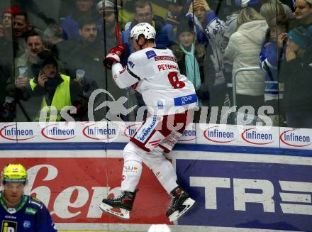 EBEL. Eishockey Bundesliga. EC VSV gegen EC KAC.   Torjubel Nicholas Eric Petersen (KAC). Villach, am 2.12.2022.
Foto: Kuess
www.qspictures.net
---
pressefotos, pressefotografie, kuess, qs, qspictures, sport, bild, bilder, bilddatenbank