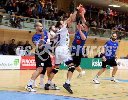 Handball Bundesliga. SC kelag Ferlach gegen ALPLA HC Hard. Adrijan Milicevic, Peter Keresztes   (Ferlach),  Frederic Wuestner  (Hard). Ferlach, 2.12.2022.
Foto: Kuess

---
pressefotos, pressefotografie, kuess, qs, qspictures, sport, bild, bilder, bilddatenbank