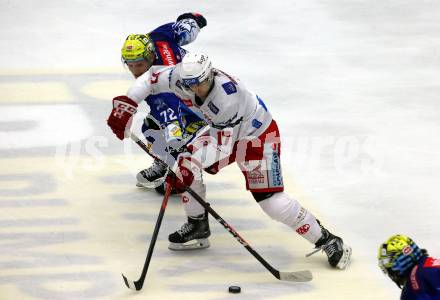 EBEL. Eishockey Bundesliga. EC VSV gegen EC KAC.   John Hughes,   (VSV),  Manuel Ganahl  (KAC). Villach, am 2.12.2022.
Foto: Kuess
www.qspictures.net
---
pressefotos, pressefotografie, kuess, qs, qspictures, sport, bild, bilder, bilddatenbank