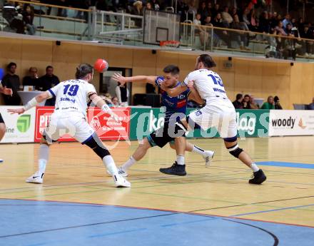 Handball Bundesliga. SC kelag Ferlach gegen ALPLA HC Hard.  Peter Keresztes  (Ferlach),    Nico Schnabl, Frederic Wuestner (Hard). Ferlach, 2.12.2022.
Foto: Kuess

---
pressefotos, pressefotografie, kuess, qs, qspictures, sport, bild, bilder, bilddatenbank