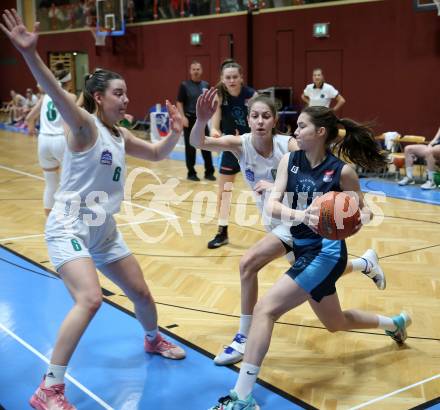 Basketball Damen Superliga. Grunddurchgang 8. Runde. KOS Celovec Damen gegen Vienna Timberwolves. Alina Seher, Lana Santelj (KOS),  Lilian Schwarzenecker (Vienna Timberwolves). Klagenfurt, 3.12.2022.
Foto: Kuess
---
pressefotos, pressefotografie, kuess, qs, qspictures, sport, bild, bilder, bilddatenbank