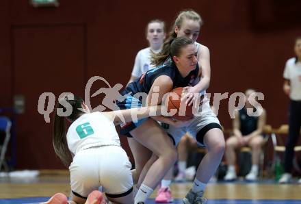 Basketball Damen Superliga. Grunddurchgang 8. Runde. KOS Celovec Damen gegen Vienna Timberwolves.  Johanna Thamer (KOS),  Melanie Fischer (Vienna Timberwolves). Klagenfurt, 3.12.2022.
Foto: Kuess
---
pressefotos, pressefotografie, kuess, qs, qspictures, sport, bild, bilder, bilddatenbank