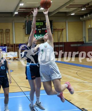 Basketball Damen Superliga. Grunddurchgang 8. Runde. KOS Celovec Damen gegen Vienna Timberwolves. Alina Seher  (KOS),  Melanie Fischer (Vienna Timberwolves). Klagenfurt, 3.12.2022.
Foto: Kuess
---
pressefotos, pressefotografie, kuess, qs, qspictures, sport, bild, bilder, bilddatenbank