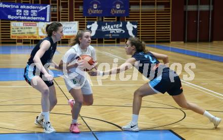 Basketball Damen Superliga. Grunddurchgang 8. Runde. KOS Celovec Damen gegen Vienna Timberwolves.  Monika Ristic (KOS),  Melanie Fischer, Cristina Nino (Vienna Timberwolves). Klagenfurt, 3.12.2022.
Foto: Kuess
---
pressefotos, pressefotografie, kuess, qs, qspictures, sport, bild, bilder, bilddatenbank